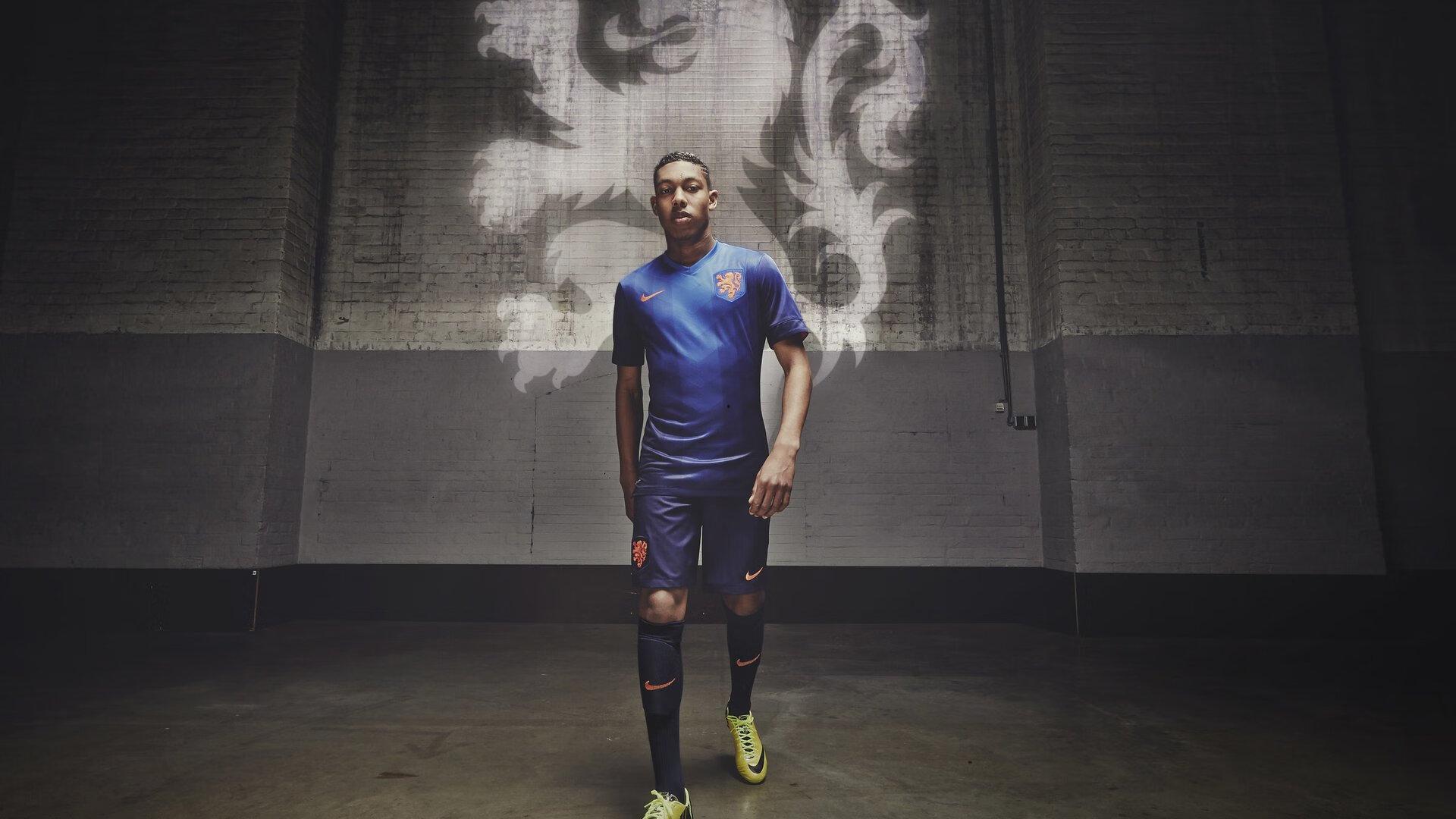 欧冠决赛巅峰对决，皇家马德里加时绝杀利物浦，第15次捧起大耳朵杯