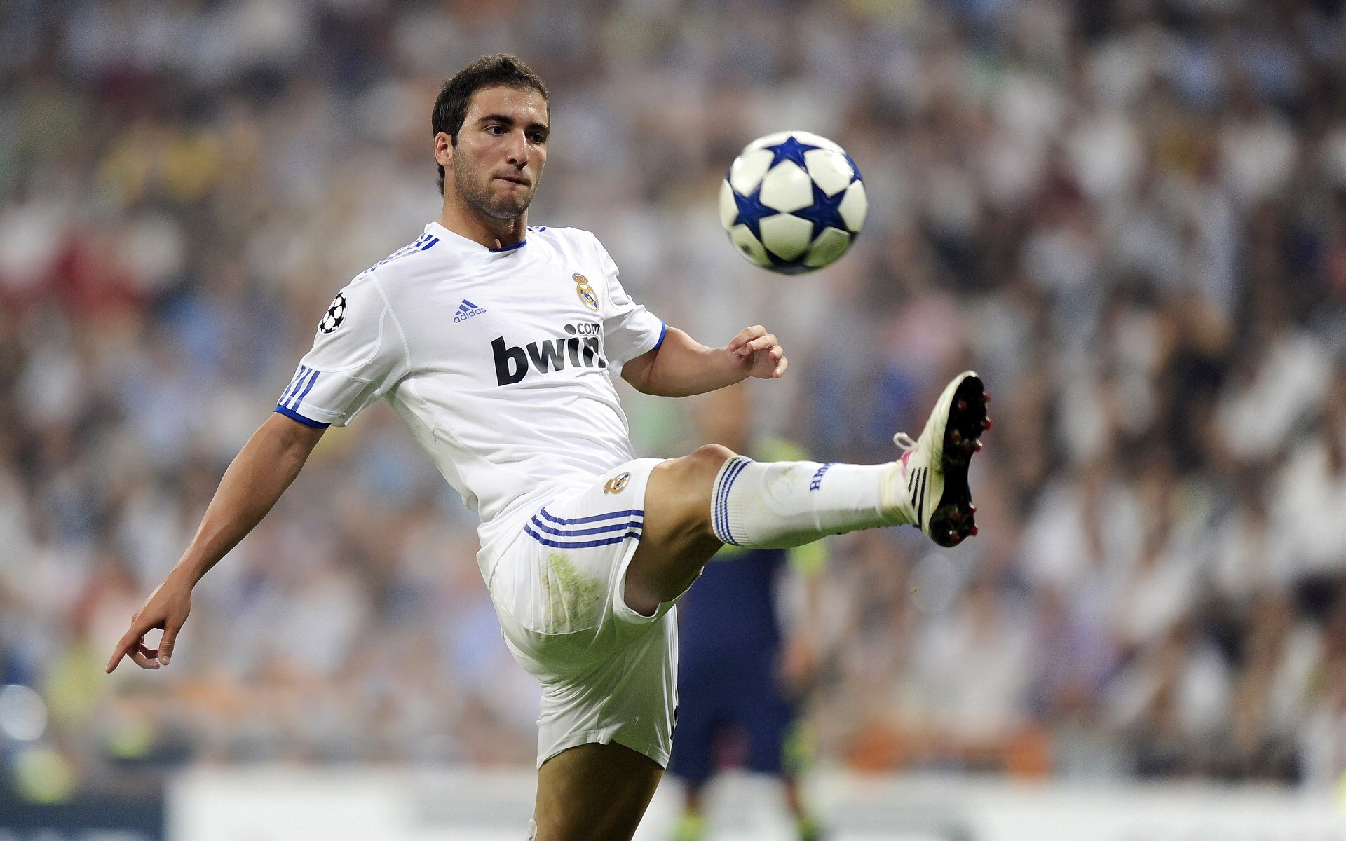 世界杯激战正酣，豪门对决引爆全球球迷热情